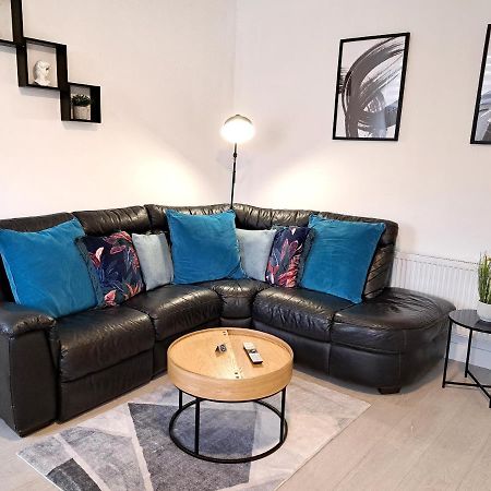 Spacious 3 Bed Apartment, En-Suites, Near Train Station! Watford  Kültér fotó