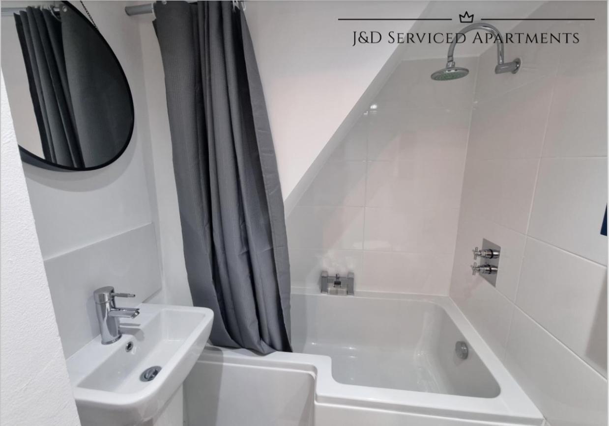Spacious 3 Bed Apartment, En-Suites, Near Train Station! Watford  Kültér fotó