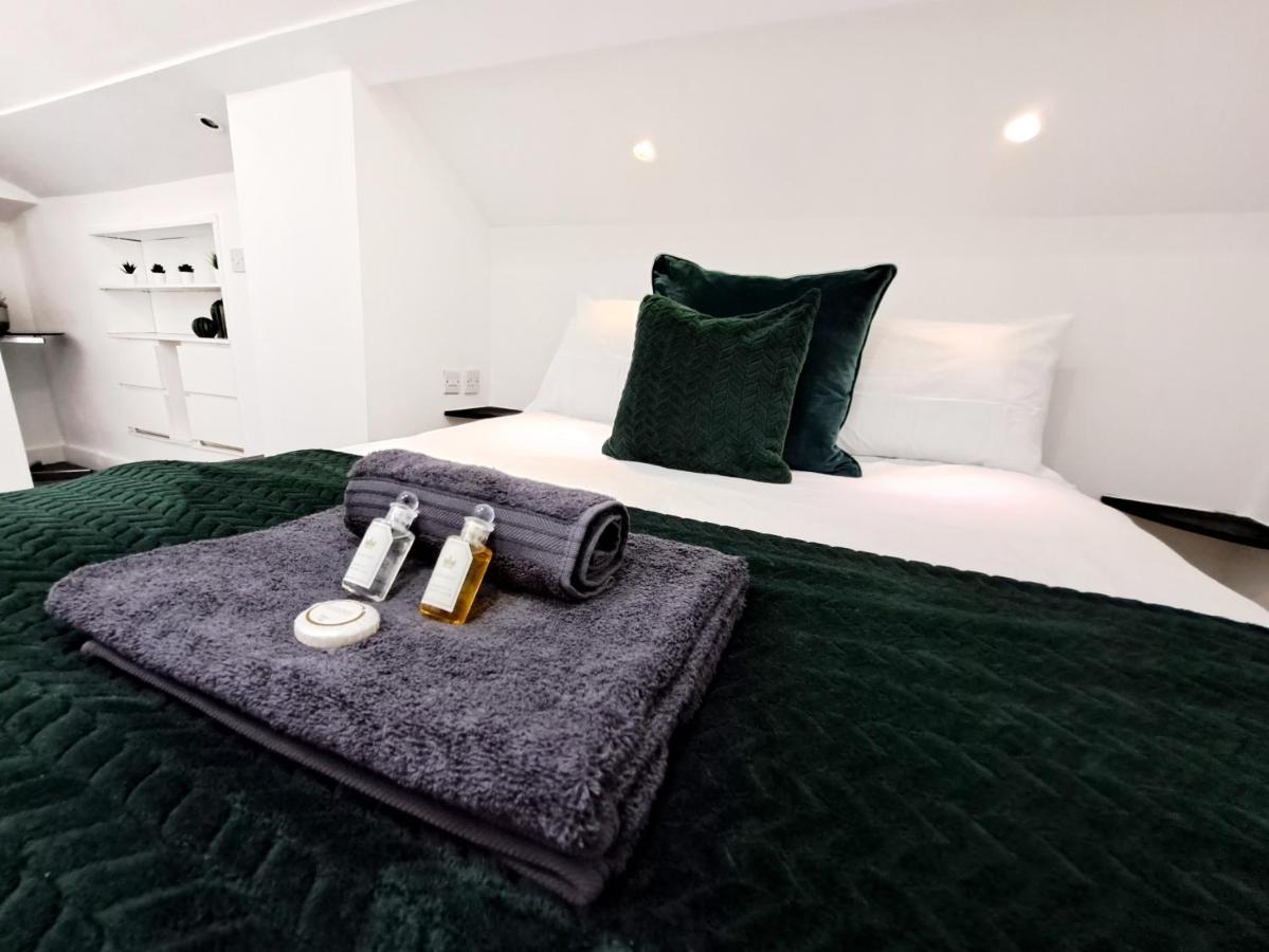 Spacious 3 Bed Apartment, En-Suites, Near Train Station! Watford  Kültér fotó