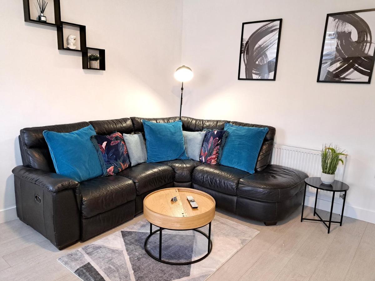 Spacious 3 Bed Apartment, En-Suites, Near Train Station! Watford  Kültér fotó
