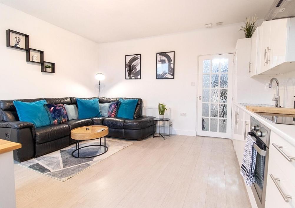 Spacious 3 Bed Apartment, En-Suites, Near Train Station! Watford  Kültér fotó