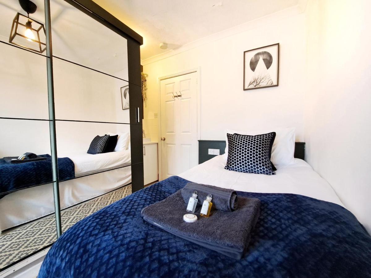 Spacious 3 Bed Apartment, En-Suites, Near Train Station! Watford  Kültér fotó