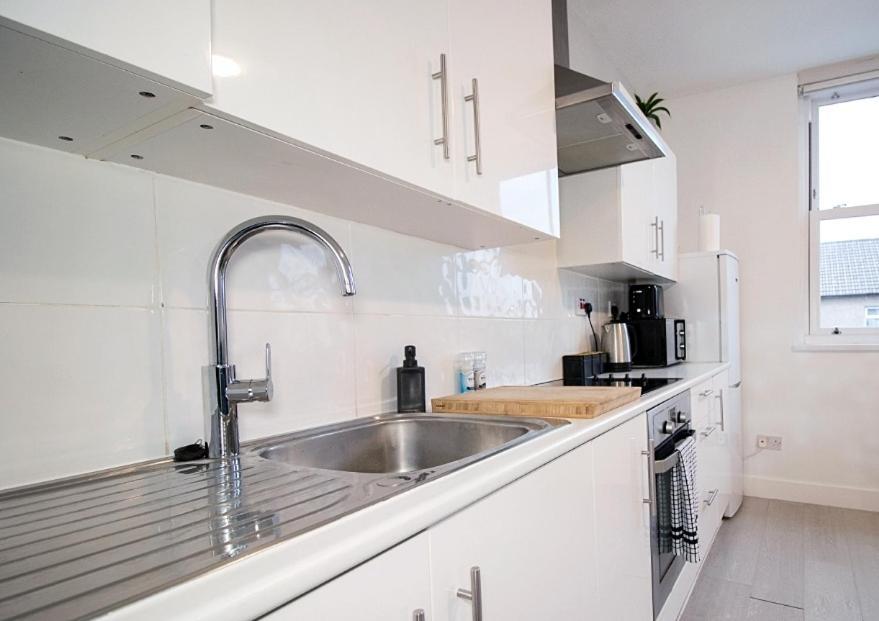 Spacious 3 Bed Apartment, En-Suites, Near Train Station! Watford  Kültér fotó